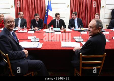 Valérie Pecresse, Eric Woerth, Premier ministre François Fillon, président français Nicolas Sarkozy, Xavier Darcos, Nathalie Kosciusko-Morizet, anciens premiers ministres français Alain Juppe et Michel Rocard, co-présidents d'une commission spéciale créée pour définir les priorités de l'emprunt massif, le « grand prêt », Sont vus lors d'une rencontre à l'Elysée présidentielle à Paris, France, le 19 novembre 2009. Photo de Ludovic/Pool/ABACAPRESS.COM Banque D'Images