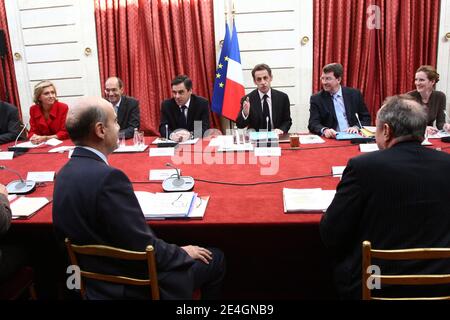 Valérie Pecresse, Eric Woerth, Premier ministre François Fillon, président français Nicolas Sarkozy, Xavier Darcos, Nathalie Kosciusko-Morizet, anciens premiers ministres français Alain Juppe et Michel Rocard, co-présidents d'une commission spéciale créée pour définir les priorités de l'emprunt massif, le « grand prêt », Sont vus lors d'une rencontre à l'Elysée présidentielle à Paris, France, le 19 novembre 2009. Photo de Ludovic/Pool/ABACAPRESS.COM Banque D'Images