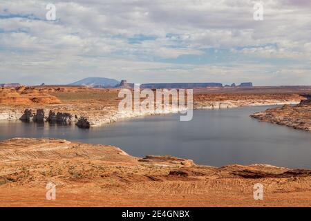 Lac Powell avec un niveau d'eau en recul entouré par le paysage du désert et Tower Butte au loin. Banque D'Images