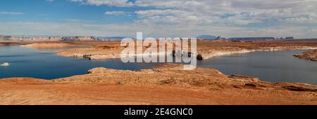 Lac Powell avec un niveau d'eau en recul entouré par le paysage du désert et Tower Butte au loin. Banque D'Images