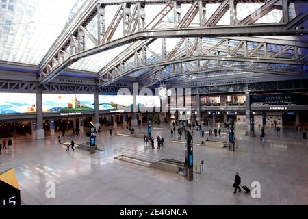 New York, États-Unis. 23 janvier 2021 - New York City, New York, États-Unis : les passagers traversent le nouvel hôtel de train Daniel Patrick Moynihan à New York le 23 janvier. Le hall est une extension de la gare de Pennsylvanie de New York City dans le bâtiment James A. Farley adjacent, l'ancien bureau de poste principal de la ville, et le grand puits de lumière offre une atmosphère ouverte et aérée. Crédit : Adam Stoltman/Alamy Live News Banque D'Images