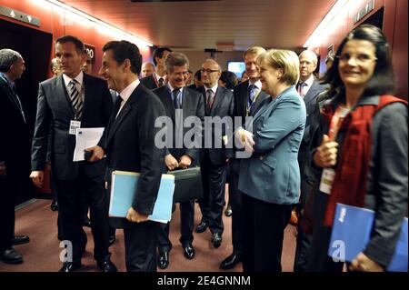 Le président français Nicolas Sarkozy, le conseiller diplomatique du président français et Sherpa Jean-David Levitte, ainsi que la chancelière allemande Angela Merkel, ont photographié lors du sommet de l'Union européenne au siège de l'UE à Bruxelles, Belgique, le 19 novembre 2009. Photo par Elodie Gregoire/ABACAPRESS.COM Banque D'Images