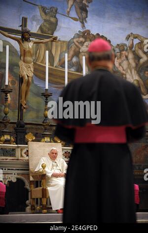 Le pape Benoît XVI dirige une réunion spéciale avec des artistes à la Chapelle Sixtine au Vatican, à Rome, en Italie, le 21 novembre 2009. Le Pape a déclaré au rassemblement de centaines de peintres, sculpteurs, poètes, chanteurs, acteurs, musiciens et réalisateurs, tenu sous le plafond voûté de la chapelle peinte par Michel-Ange, qu'il voulait « célébrer l'amitié de l'Eglise avec le monde de l'art. ». Photo par ABACAPRESS.COM Banque D'Images