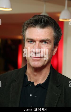 L'acteur Philippe Caroit pose lors de la cérémonie de remise du 23e Prix du scénariste français (Prix du scénariste français), présidée par l'actrice Anna Mouglalis au Théâtre Arlequin à Paris, France, le 23 novembre 2009. Photo de Denis Guignebourg/ABACAPRESS.COM Banque D'Images