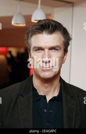 L'acteur Philippe Caroit pose lors de la cérémonie de remise du 23e Prix du scénariste français (Prix du scénariste français), présidée par l'actrice Anna Mouglalis au Théâtre Arlequin à Paris, France, le 23 novembre 2009. Photo de Denis Guignebourg/ABACAPRESS.COM Banque D'Images