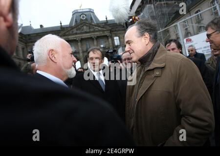 Le ministre français de la Culture, Frédéric Mitterrand (R), aux côtés du président du conseil du département de Meurthe-et-Moselle, Michel Dinet (L) et du maire de Luneville, Jacques Lamblin (C), visitent le château de Luneville, à Luneville, en France, le 23 novembre 2009. Photo de Mathieu Cugn Banque D'Images