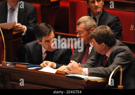 Le Premier ministre français François Fillon s'entretient avec le Premier ministre pour les relations avec le Parlement Henri de Raincourt et avec le ministre du travail, des relations sociales et de la solidarité Xavier Darcos lors d'une session de travail à l'Assemblée nationale à Paris, en France, le 24 novembre 2009. Photo de Nicolas Gouhier/ABACAPRESS.COM Banque D'Images