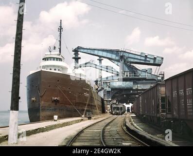 iron Ore Docks, déchargeant Ore de Lake Freighter au moyen de « Hulett » Ore Unloaders, Pennsylvania Railroad, Cleveland, Ohio, États-Unis, Jack Delano, U.S. Office of War information, mai 1943 Banque D'Images