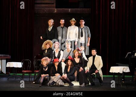 Présentation de la nouvelle adaptation de la vie parisienne par Jacques Offenbach réalisée par Alain Sachs au théâtre Antoine à Paris, France, le 25 novembre 2009. Avec David Alexis, Adrien Biry, Emmanuelle Bougerol, Stephane Corbin, Thomas Dalle, Noemie Delevennat, Herve Devolder, Isabelle Fleur, Marie-Charlotte Leclaire, Marion lepine et Clément Tullamare. Photo de Denis Guignebourg/ABACAPRESS.COM Banque D'Images