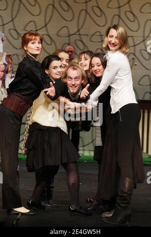 Présentation de la nouvelle adaptation de la vie parisienne par Jacques Offenbach réalisée par Alain Sachs au théâtre Antoine à Paris, France, le 25 novembre 2009. Avec David Alexis, Adrien Biry, Emmanuelle Bougerol, Stephane Corbin, Thomas Dalle, Noemie Delevennat, Herve Devolder, Isabelle Fleur, Marie-Charlotte Leclaire, Marion lepine et Clément Tullamare. Photo de Denis Guignebourg/ABACAPRESS.COM Banque D'Images