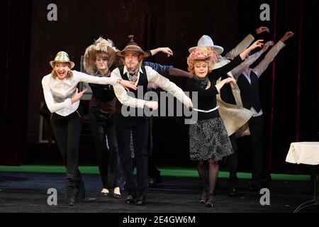 Présentation de la nouvelle adaptation de la vie parisienne par Jacques Offenbach réalisée par Alain Sachs au théâtre Antoine à Paris, France, le 25 novembre 2009. Avec David Alexis, Adrien Biry, Emmanuelle Bougerol, Stephane Corbin, Thomas Dalle, Noemie Delevennat, Herve Devolder, Isabelle Fleur, Marie-Charlotte Leclaire, Marion lepine et Clément Tullamare. Photo de Denis Guignebourg/ABACAPRESS.COM Banque D'Images