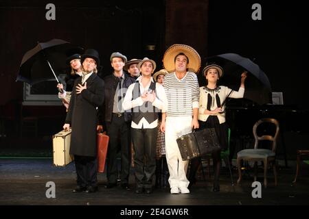 Présentation de la nouvelle adaptation de la vie parisienne par Jacques Offenbach réalisée par Alain Sachs au théâtre Antoine à Paris, France, le 25 novembre 2009. Avec David Alexis, Adrien Biry, Emmanuelle Bougerol, Stephane Corbin, Thomas Dalle, Noemie Delevennat, Herve Devolder, Isabelle Fleur, Marie-Charlotte Leclaire, Marion lepine et Clément Tullamare. Photo de Denis Guignebourg/ABACAPRESS.COM Banque D'Images