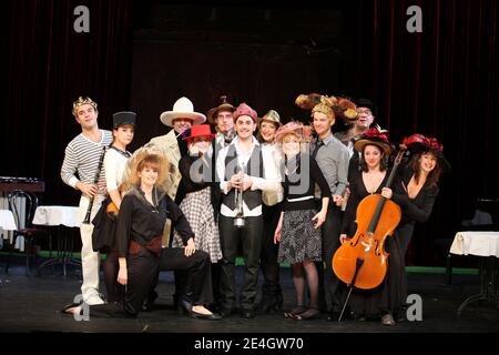 Présentation de la nouvelle adaptation de la vie parisienne par Jacques Offenbach réalisée par Alain Sachs au théâtre Antoine à Paris, France, le 25 novembre 2009. Avec David Alexis, Adrien Biry, Emmanuelle Bougerol, Stephane Corbin, Thomas Dalle, Noemie Delevennat, Herve Devolder, Isabelle Fleur, Marie-Charlotte Leclaire, Marion lepine et Clément Tullamare. Photo de Denis Guignebourg/ABACAPRESS.COM Banque D'Images