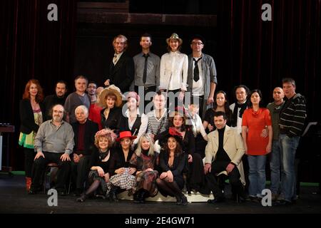 Présentation de la nouvelle adaptation de la vie parisienne par Jacques Offenbach réalisée par Alain Sachs au théâtre Antoine à Paris, France, le 25 novembre 2009. Avec David Alexis, Adrien Biry, Emmanuelle Bougerol, Stephane Corbin, Thomas Dalle, Noemie Delevennat, Herve Devolder, Isabelle Fleur, Marie-Charlotte Leclaire, Marion lepine et Clément Tullamare. Photo de Denis Guignebourg/ABACAPRESS.COM Banque D'Images