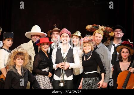 Présentation de la nouvelle adaptation de la vie parisienne par Jacques Offenbach réalisée par Alain Sachs au théâtre Antoine à Paris, France, le 25 novembre 2009. Avec David Alexis, Adrien Biry, Emmanuelle Bougerol, Stephane Corbin, Thomas Dalle, Noemie Delevennat, Herve Devolder, Isabelle Fleur, Marie-Charlotte Leclaire, Marion lepine et Clément Tullamare. Photo de Denis Guignebourg/ABACAPRESS.COM Banque D'Images