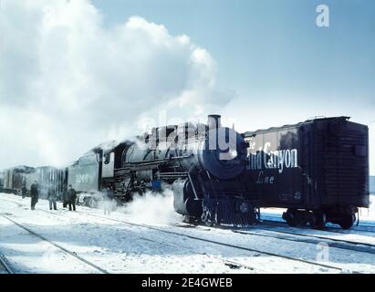 Train de fret ferroviaire de Santa Fe partant pour la côte Ouest de Corwith Rail Yard, Atchison, Topeka et Santa Fe Railroad , Chicago, Illinois, États-Unis, Jack Delano, Office of War information des États-Unis, mars 1943 Banque D'Images