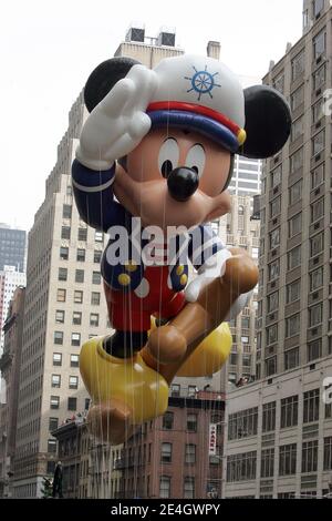 Le voilier Mickey survole la foule lors du 83e défilé annuel de la fête de Thanksgiving de Macy dans les rues de Manhattan le 26 novembre 2009 à New York. Photo de Charles Guerin/ABACAPRESS.COM Banque D'Images