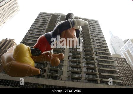 Le voilier Mickey survole la foule lors du 83e défilé annuel de la fête de Thanksgiving de Macy dans les rues de Manhattan le 26 novembre 2009 à New York. Photo de Charles Guerin/ABACAPRESS.COM Banque D'Images