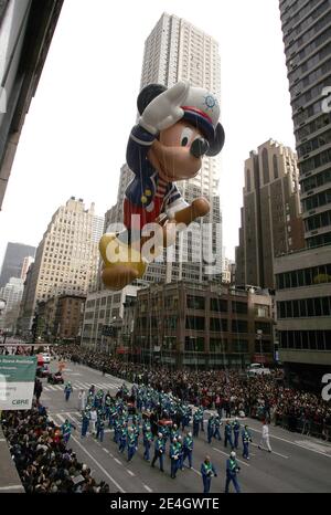 Le voilier Mickey survole la foule lors du 83e défilé annuel de la fête de Thanksgiving de Macy dans les rues de Manhattan le 26 novembre 2009 à New York. Photo de Charles Guerin/ABACAPRESS.COM Banque D'Images