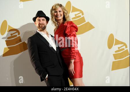 Jennifer Nettles et Kristian Bush de Sugarland assistent au concert DES nominations GRAMMY en direct qui s'est tenu au Nokia Club, au centre-ville de Los Angeles, en Californie, le 2 décembre 2009. Photo de Lionel Hahn/ABACAPRESS.COM (photo : Jennifer Nettles, Kristian Bush, Sugarland) Banque D'Images