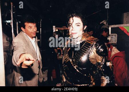 Photo du fichier datée de juillet 1997 montrant le roi de la pop Michael Jackson et son producteur né en Tunisie Tarak Ben Ammar, en coulisses au stade olympique de Munich, en Allemagne, lors du « Tour du monde de l'histoire » de Jackson. Photo par Ammar Abd Rabbo/ABACAPRESS.COM Banque D'Images