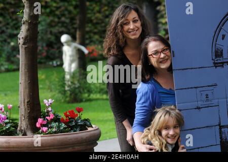 Mona Achache, l'actrice française Josiane Balasko et Garance le Guillermic assistent à une séance photo pour présenter leur dernier film "le Herisson" (le hérisson) dans le jardin du Palais Farnese, ambassade française à Rome, Italie, le 3 décembre 2009. Photo par Eric Vandeville/ABACAPRESS.COM Banque D'Images