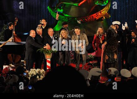 Le président et chef de la direction de NBC Universal Jeff Zucker, le maire de New York Michael Bloomberg, l'actrice Jane Krakowski, les chanteurs Michael Buble et Aretha Franklin se présentent sur scène à la cérémonie d'éclairage des arbres de Noël du Rockefeller Center à New York, aux États-Unis, le 02 décembre 2009. Photo de S.Vlasic/ABACAPRESS.COM Banque D'Images