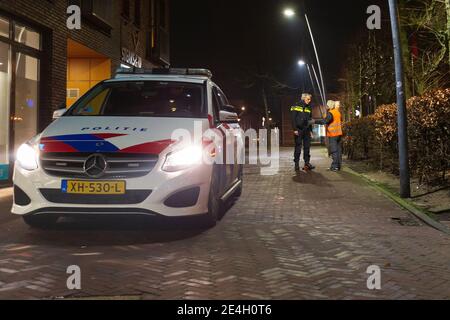 EDE, PAYS-BAS - JANVIER 23 : la police est vue dans les journaux de contrôle et les raisons pour lesquelles les gens sont dehors après 21h le 23 janvier 2021 à Ede, pays-Bas. A partir de samedi soir un couvre-feu est en vigueur aux pays-Bas pour la première fois en 75 ans pour arrêter encore la propagation du corovanirus. (Photo de Mark Gunnink/BSR Agency/Alay Live News) Banque D'Images