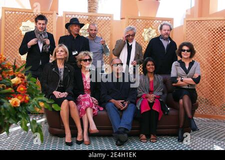 Du bas L: Membres du jury, l'actrice italienne Isabella Ferrari, l'actrice espagnole Marisa Paredes, le réalisateur iranien et président du jury Abbas Kiarostami, l'actrice indienne et réalisatrice Nandita Das, l'actrice française Fanny Ardant, du haut L: Le réalisateur français Christophe Honoré, le danseur et chorégraphe marocain Lahcen Zinoun, le producteur argentin Pablo Trapero, le réalisateur palestinien Elia Suleiman et le réalisateur britannique Mike Figgis posent lors d'un phocall à la 9e édition du Festival International du film de Marrakech au Maroc, le 5 décembre 2009. Photo de Denis Guignebourg/ABACAP Banque D'Images