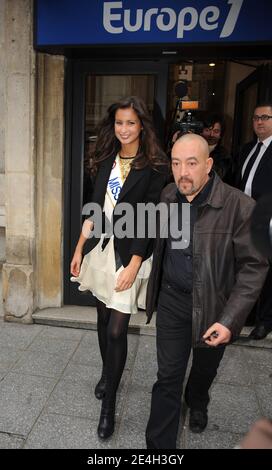 Mlle Normandie, nouvellement élue Miss France 2010, Malika Menard vu quitter la station de radio Europe 1 à Paris, France le 7 décembre 2009. Photo par ABACAPRESS.COM Banque D'Images