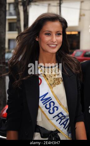 Mlle Normandie, nouvellement élue Miss France 2010, Malika Menard vu quitter la station de radio Europe 1 à Paris, France le 7 décembre 2009. Photo par ABACAPRESS.COM Banque D'Images