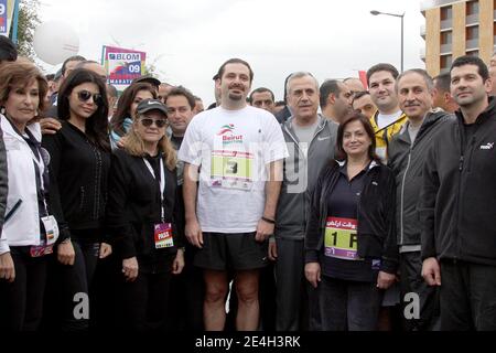 Le président libanais Michel Sleiman (5e de R) et le nouveau Premier ministre Saad Hariri (3e de L) ainsi que l'étoile pop et le modèle Haïfa Wehbe (L) se joignent au 7ème Marathon de Beyrouth, à Beyrouth, au Liban, le 6 décembre 2009. Photo de Balkis Press/ABACAPRESS.COM Banque D'Images