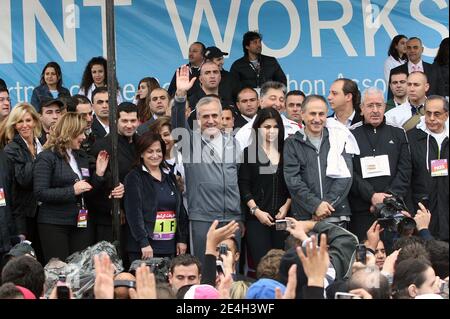 Le président libanais Michel Sleiman (5e de R) et la pop star et modèle Haïfa Wehbe (4e de R) se joignent au 7ème Marathon de Beyrouth, à Beyrouth, Liban, le 6 décembre 2009. Photo de Balkis Press/ABACAPRESS.COM Banque D'Images