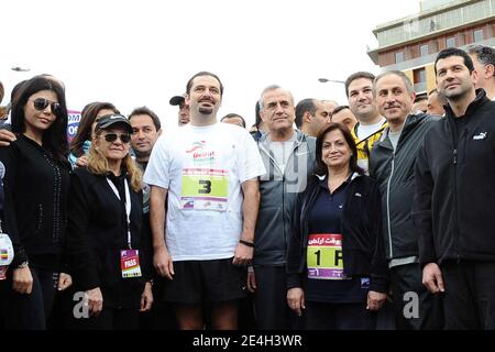 Le président libanais Michel Sleiman (5e de R) et le nouveau Premier ministre Saad Hariri (3e de L) ainsi que l'étoile pop et le modèle Haïfa Wehbe (L) se joignent au 7ème Marathon de Beyrouth, à Beyrouth, au Liban, le 6 décembre 2009. Photo de Balkis Press/ABACAPRESS.COM Banque D'Images