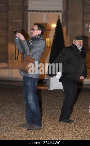 L'acteur français Jean-Paul Rouve et l'acteur et réalisateur Gerard Jugnot quittent l'Elysée à Paris le 8 décembre 2009 après que le comédien et producteur français Dominique Farrugia ait été récompensé par le Président français. Photo de Mousse/ABACAPRESS.COM Banque D'Images