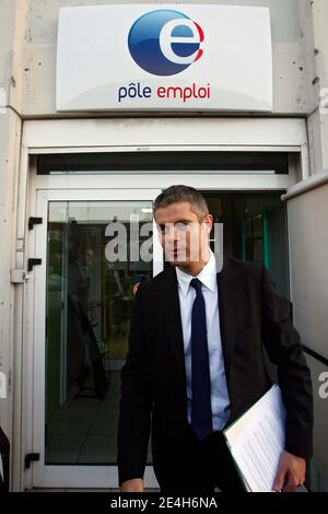 Laurent Wauquiez, secret dÍEtat charge de lÍEmploi, visite lÍagence Pole emploi (ex-ANPE) de Wattrelos dans le cadre du financement du deuxième 'Tour de France Pole emploi', Wattrelos, Nord de la France, le 10 dÀcembre 2009. Photo Mikael Libert/ABACAPRESS.COM Banque D'Images