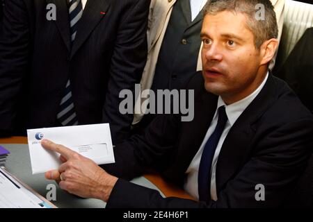 Laurent Wauquiez, secret dÍEtat charge de lÍEmploi, visite lÍagence Pole emploi (ex-ANPE) de Wattrelos dans le cadre du financement du deuxième 'Tour de France Pole emploi', Wattrelos, Nord de la France, le 10 dÀcembre 2009. Photo Mikael Libert/ABACAPRESS.COM Banque D'Images