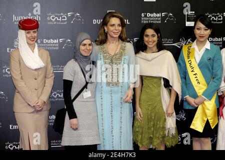 La reine Noor de Jordanie pose avec des acteurs du film « Budrus », lors de la discussion de groupe sur le pont culturel dans le cadre du 6e Festival international du film de Dubaï, à la station de Madinat Jumeirah, près de Dubaï, Émirats arabes Unis, le 13 décembre 2009. Photo par Ammar Abd Rabbo/ABACAPRESS.COM Banque D'Images