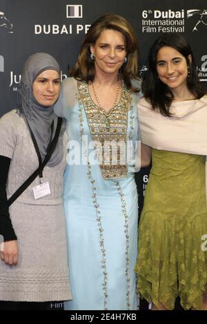 La reine Noor de Jordanie pose avec des acteurs du film « Budrus », lors de la discussion de groupe sur le pont culturel dans le cadre du 6e Festival international du film de Dubaï, à la station de Madinat Jumeirah, près de Dubaï, Émirats arabes Unis, le 13 décembre 2009. Photo par Ammar Abd Rabbo/ABACAPRESS.COM Banque D'Images