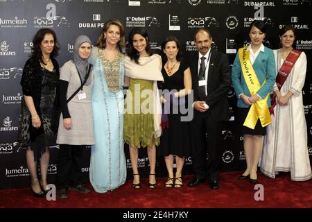 La reine Noor de Jordanie pose avec des acteurs du film « Budrus », lors de la discussion de groupe sur le pont culturel dans le cadre du 6e Festival international du film de Dubaï, à la station de Madinat Jumeirah, près de Dubaï, Émirats arabes Unis, le 13 décembre 2009. Photo par Ammar Abd Rabbo/ABACAPRESS.COM Banque D'Images