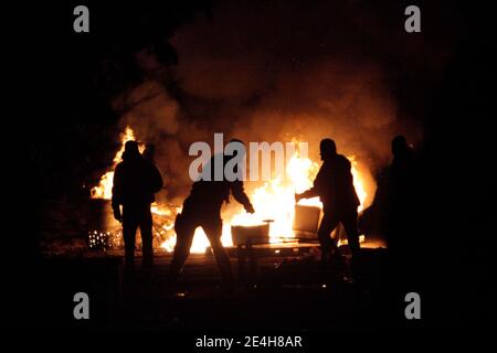 Des manifestants ont lancé un projectile lors des émeutes à Copenhague, au Danemark, le 14 décembre 2009. La police a arrêté jusqu'à 200 personnes après que les manifestants ont incendié des barricades de rue dans le quartier du centre-ville de Copenhague. Photo par ABACAPRESS.COM Banque D'Images