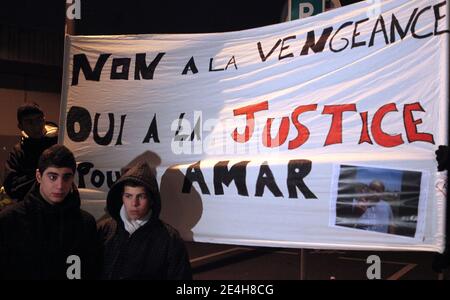 'Environ 500 personnes marchent silencieusement le 14 décembre 2009 dans les rues du 8ème arrondissement de Lyon à la mémoire du jeune Amar, tué hier lors d'une fusillade. L'adolescent de 12 ans a été tué lors d'une fusillade par un groupe qui s'est enfui en voiture, après '' une altercation commune entre les jeunes des différents quartiers ''photos de Vincent Dargent/ABACAPRESS.COM' Banque D'Images