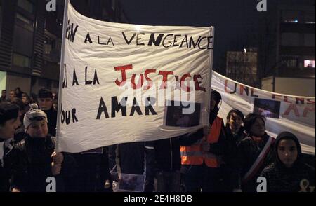 'Environ 500 personnes marchent silencieusement le 14 décembre 2009 dans les rues du 8ème arrondissement de Lyon à la mémoire du jeune Amar, tué hier lors d'une fusillade. L'adolescent de 12 ans a été tué lors d'une fusillade par un groupe qui s'est enfui en voiture, après '' une altercation commune entre les jeunes des différents quartiers ''photos de Vincent Dargent/ABACAPRESS.COM' Banque D'Images