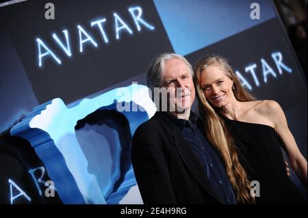 James Cameron et Suzy Amis arrivent pour la première mondiale de Fox du XXe siècle de 'Avatar' qui s'est tenue au Grauman's Chinese Theatre à Los Angeles, CA, Etats-Unis le 16 décembre 2009. Photo de Lionel Hahn/ABACAPRESS.COM Banque D'Images