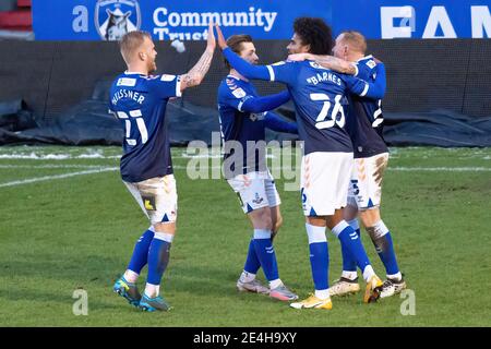 Oldham, Royaume-Uni. 23 janvier 2021. Les joueurs d'Oldham Athletic fêtent après leur troisième but, un but marqué par Mickey Demetriou de Newport County .EFL Skybet football League Two Match, Oldham Athletic v Newport County à Boundary Park à Oldham, Greater Manchester, le samedi 23 janvier 2021. Cette image ne peut être utilisée qu'à des fins éditoriales. Utilisation éditoriale uniquement, licence requise pour une utilisation commerciale. Pas d'utilisation dans les Paris, les jeux ou un seul club/ligue/joueur publications.pic par crédit: Andrew Orchard sports photographie/Alamy Live News Banque D'Images