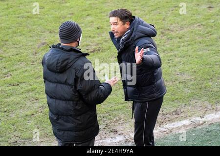 Oldham, Royaume-Uni. 23 janvier 2021. Harry Kewell, l'entraîneur en chef d'Oldham Athletic (r) réagit pendant le match. EFL Skybet football League Two Match, Oldham Athletic v Newport County at Boundary Park à Oldham, Greater Manchester le samedi 23 janvier 2021. Cette image ne peut être utilisée qu'à des fins éditoriales. Utilisation éditoriale uniquement, licence requise pour une utilisation commerciale. Pas d'utilisation dans les Paris, les jeux ou un seul club/ligue/joueur publications.pic par crédit: Andrew Orchard sports photographie/Alamy Live News Banque D'Images