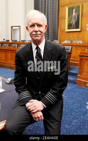 « exclusive U.S. Airways Capt. Chesley « Sully », Sullenberger III, devenu héros le 15 janvier, après avoir guidé en toute sécurité les 155 passagers et l'équipage à bord du vol 1549 d'US Airways jusqu'à un atterrissage d'urgence dans la figée Hudson River de la ville, pose à l'intérieur du bâtiment Rayburn sur Capitol Hill à Washington, DC, États-Unis le 16 décembre 2009. Photo de Olivier Douliery /ABACAPRESS.COM' Banque D'Images