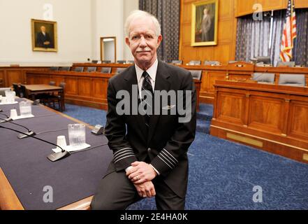 « exclusive U.S. Airways Capt. Chesley « Sully », Sullenberger III, devenu héros le 15 janvier, après avoir guidé en toute sécurité les 155 passagers et l'équipage à bord du vol 1549 d'US Airways jusqu'à un atterrissage d'urgence dans la figée Hudson River de la ville, pose à l'intérieur du bâtiment Rayburn sur Capitol Hill à Washington, DC, États-Unis le 16 décembre 2009. Photo de Olivier Douliery /ABACAPRESS.COM' Banque D'Images