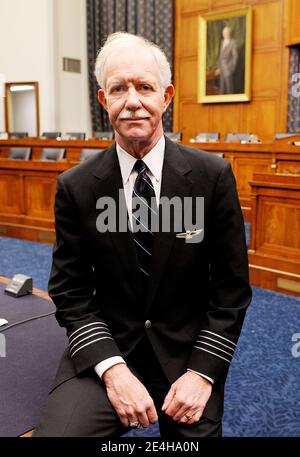 « exclusive U.S. Airways Capt. Chesley « Sully », Sullenberger III, devenu héros le 15 janvier, après avoir guidé en toute sécurité les 155 passagers et l'équipage à bord du vol 1549 d'US Airways jusqu'à un atterrissage d'urgence dans la figée Hudson River de la ville, pose à l'intérieur du bâtiment Rayburn sur Capitol Hill à Washington, DC, États-Unis le 16 décembre 2009. Photo de Olivier Douliery /ABACAPRESS.COM' Banque D'Images