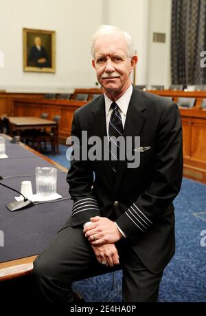 « exclusive U.S. Airways Capt. Chesley « Sully », Sullenberger III, devenu héros le 15 janvier, après avoir guidé en toute sécurité les 155 passagers et l'équipage à bord du vol 1549 d'US Airways jusqu'à un atterrissage d'urgence dans la figée Hudson River de la ville, pose à l'intérieur du bâtiment Rayburn sur Capitol Hill à Washington, DC, États-Unis le 16 décembre 2009. Photo de Olivier Douliery /ABACAPRESS.COM' Banque D'Images